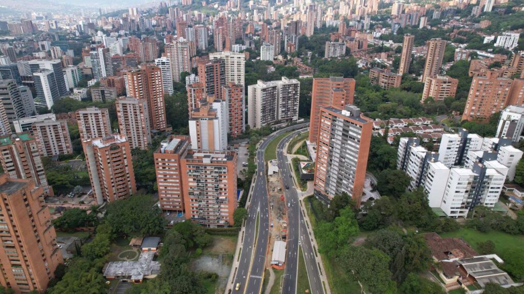 Foto panorámica de la prolongación de la doble calzada de la loma de los balzos en el poblado medellín