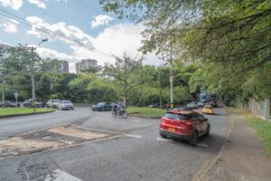 Carros en intercambio vial avenida 34 con los gonzalez