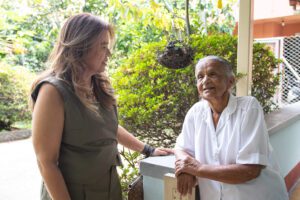 Directora Fonvalmed con ciudadana que vivie en el chispero