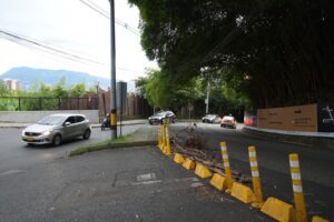 Vía de separador vial para el ingreso a C.C. EL Tesoro