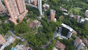 Vista aérea de la loma del tesoro en el poblado