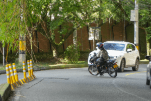 Motociclista girando hacia el tesoro
