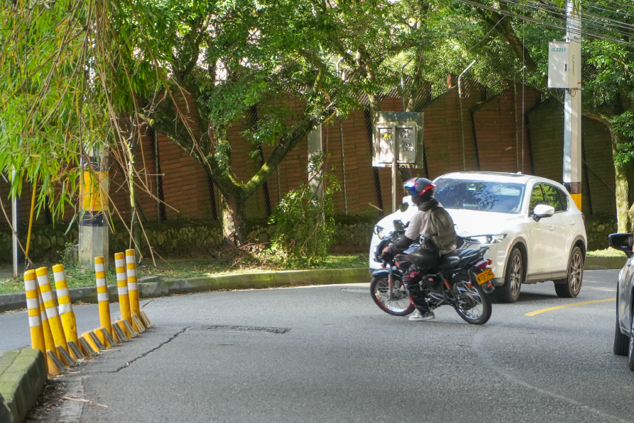 Motociclista girando hacia el tesoro
