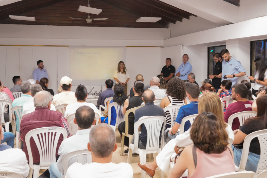 Ciudadanos en una reunion publica con funcionarios de fonvalmned